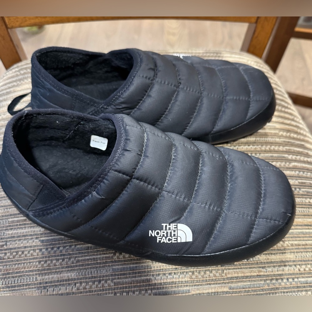 The North Face Black Quilted Slip-On women’s Indoor/Outdoor Slippers